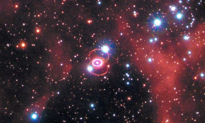  Hubble fotoğrafı. 1987'deki bir süpernovadan salınan şok dalgaları şimdi yıldızın etrafındaki toz ve gaza çarpıyor ve oluşan halka ısınarak parlıyor.