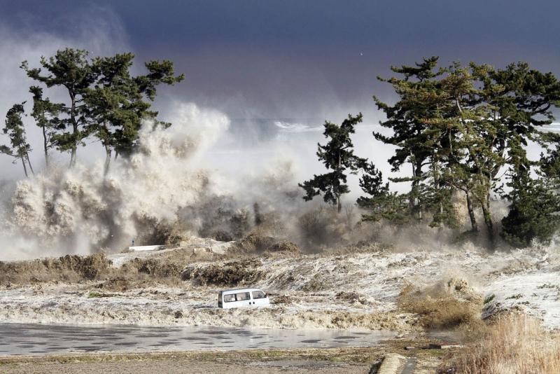 Tsunami, deprem gibi bir durumdan doğan yüksek enerjinin su yüzeyi boyunca yayılması ve dalgalar oluşturması ile yaşanır.