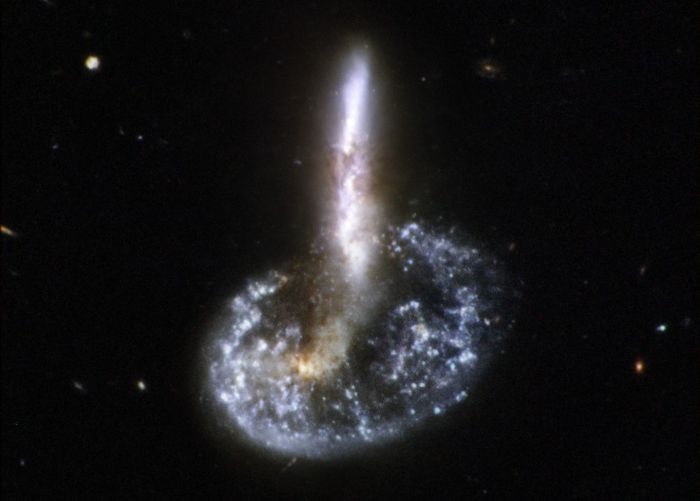  Hubble fotoğrafı. Galaksiler Çarpıştığında - Çarpışan iki galaksi, uzun kuyruklu, halka şeklinde yeni bir galaksi oluşturdu.