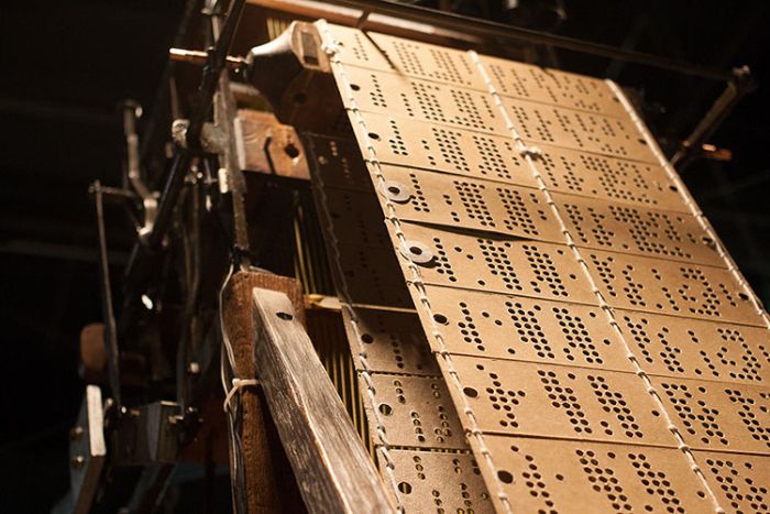 Bilim ve Endüstri Müzesi Tekstil Galerisi'ndeki Jakarlı el tezgahına ait bir delikli kart dizisi.
