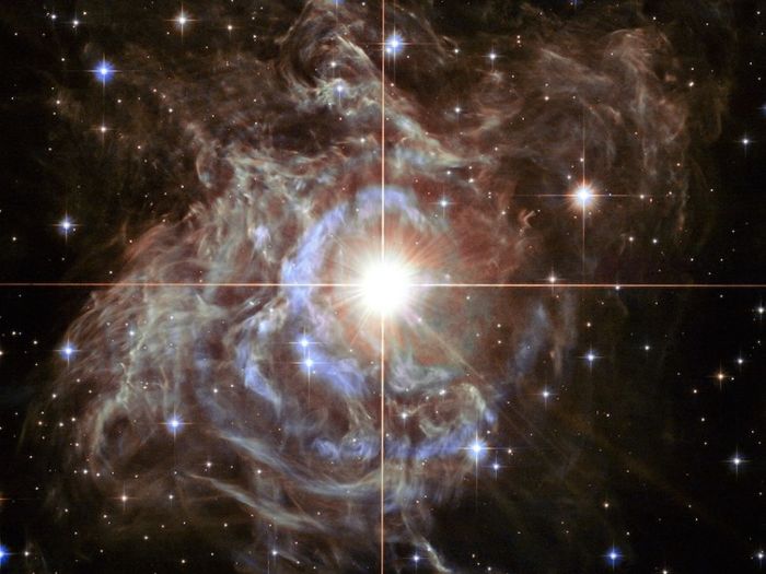 Hubble Uzay Teleskobu tarafından çekilen bu görüntü, altı haftalık bir döngü boyunca ritmik olarak parlaklaşan ve kararan Cepheid değişken yıldızı RS Puppis'i gösteriyor.