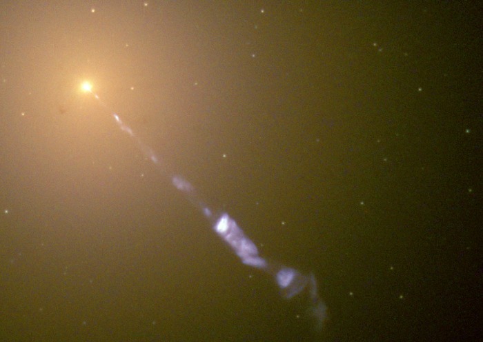 Elektronlar ve diğer atom altı parçacıklar, M87 galaksisinin merkezindeki 2 milyar Güneş kütleli kara delikten uzaya karışarak görünmez canavarın konumunu ele veriyor.