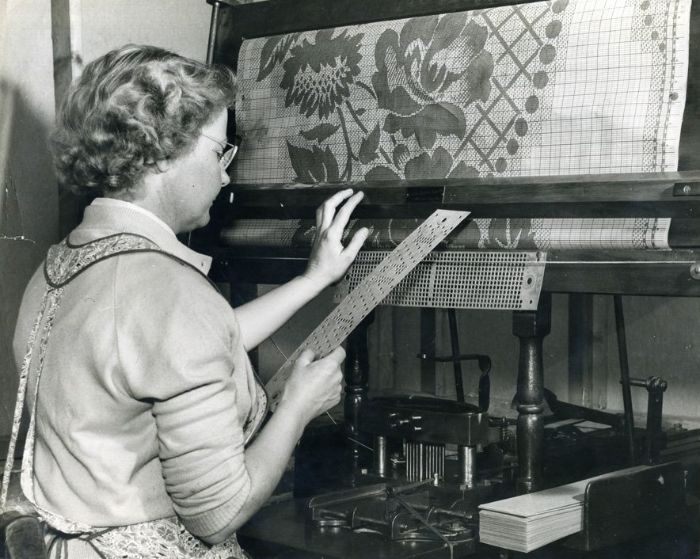 Bir deseni delikli kartlara işlemek için bir makine kullanan kart üreticisi, y. 1950.