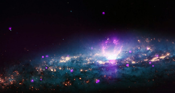  Hubble fotoğrafı. Galaktik Gaz Kabarcıkları - Disk biçimindeki NGC 3079 galaksisinin merkezinden bir gaz kabarcığı yükseliyor.
