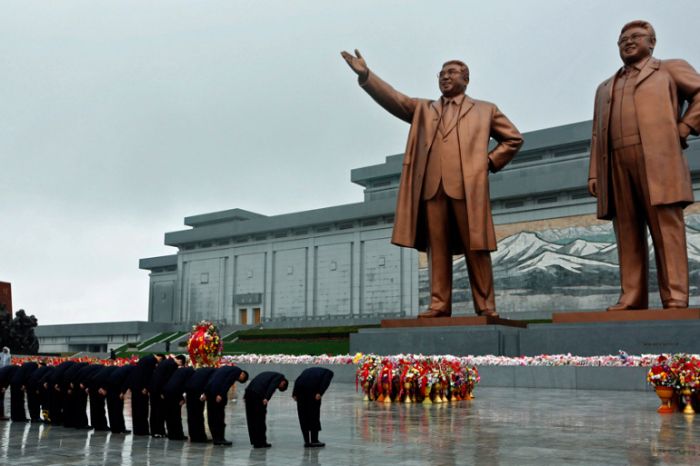 Solda Kim il-sung ve sağda Kim Jong Il heykeli.