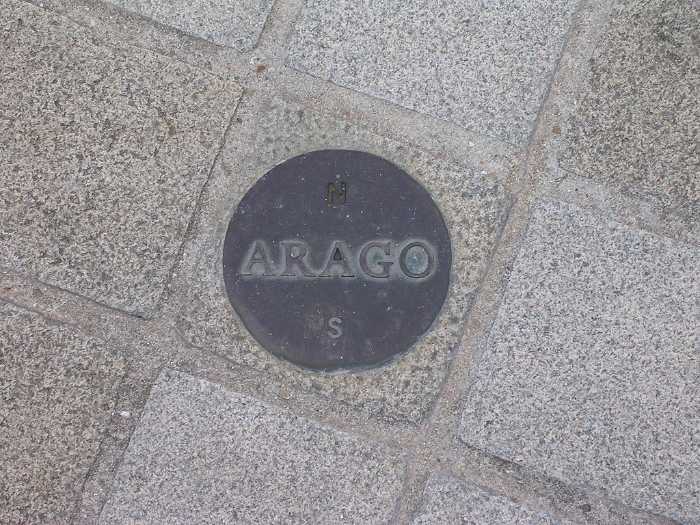 Metrik sistemin ölçümünde hesaba katılan meridyen yayı gösteren ARAGO disklerinden biri.