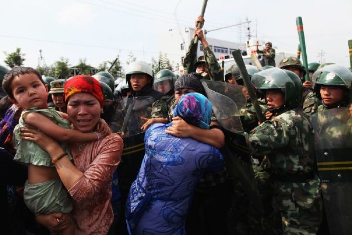 Akrabaları yetkililer tarafından götürülen binlerce Uygurlu 2009'da bir sokak protestosunda. Olaylarda 156 insan öldü ve yüzlerce kişi daha gözaltına alındı. 