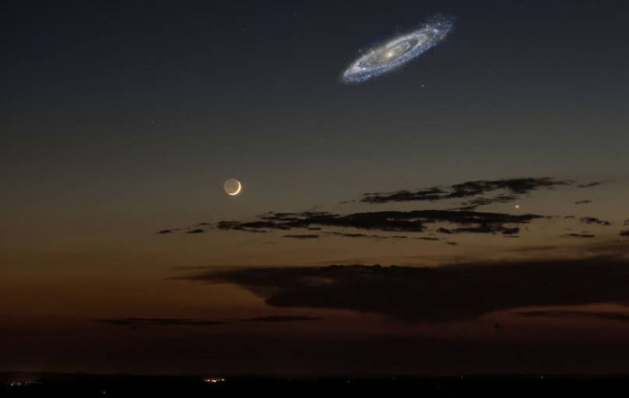 Gökyüzüne bakarken Andromeda ve Ay.
