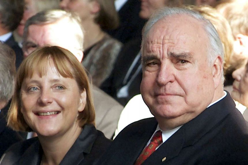 Eski Almanya Şansölyesi (Başbakan) Helmut Kohl, 27 Eylül 2000'de Berlin'de Almanya'nın birleşmesinin 10. yıldönümü kutlamaları sırasında Hıristiyan Demokrat Parti (CDU) lideri Angela Merkel'in yanında oturuyor. 