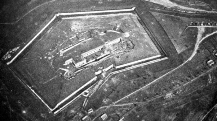 Verdun'daki Douaumont Kalesi normalde geçilmezken silah sıkılmadan alındı.