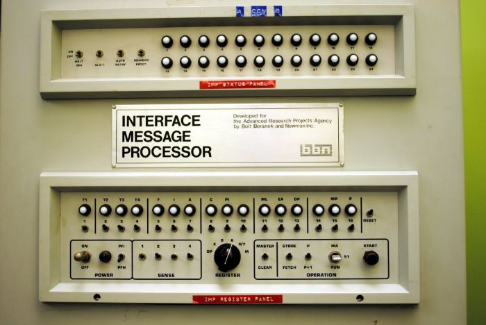 ARPA ağında kullanılan bir Arayüz Mesaj İşlemci paneli. UCLA Boelter 3420 laboratuvarında İnternet üzerinden gönderilen ilk mesajı iletmek için kullanıldı.