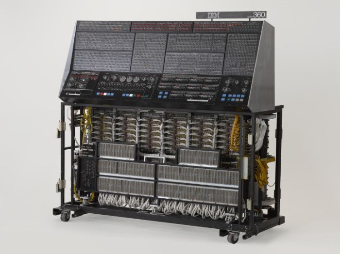 IBM 360/195 bilgisayarı 1971'de tanıtıldı ve IBM tarafından üretilen ana bilgisayar ailesinin bir parçasıydı. ARPANET'e bağlanan ilk bilgisayarlardan biriydi.