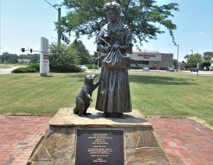 Haksız yere cadılıktan hapsedilen üç çocuk annesi Grace Sherwood'un heykeli.