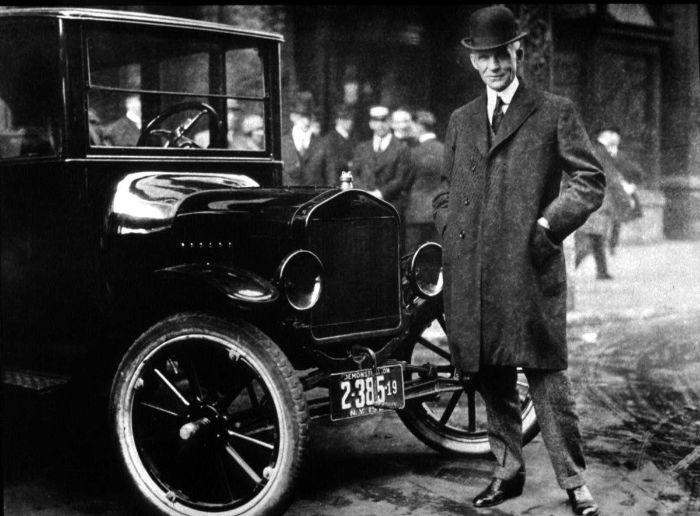 Henry Ford, ilk seri üretim Model T arabası ile.