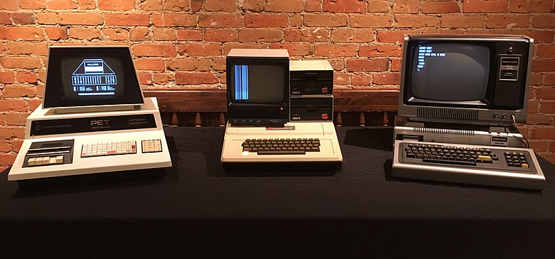 İlk kişisel bilgisayarlardan Commodore PET 2001, Apple II ve TRS-80 Model I 1977 yılında piyasaya çıktı.