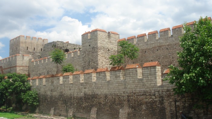İstanbul'un tarihi: Konstantinopolis surlarının restore edilmiş bir bölümü.