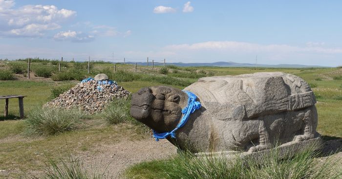 Moğol başkenti Karakurum'da bir taş heykel.