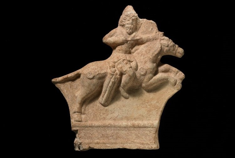 MS 1-3. yüzyıla ait Part Okçusu seramiği. Karakter elinde kompozit yay taşıyor.