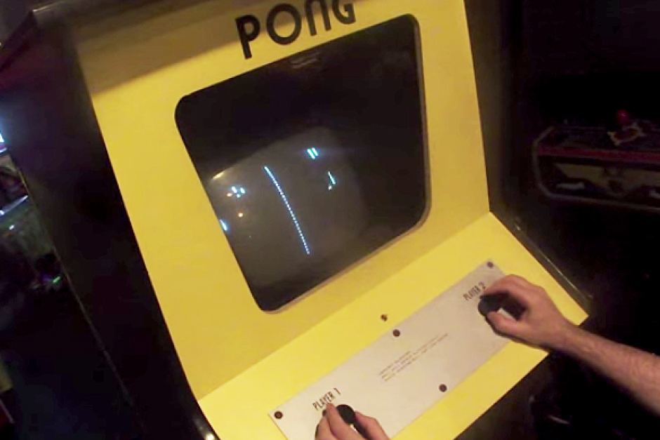 1972 arcade makinesi oyunu Pong.