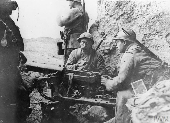 Verdun Fort Douaumont'ta ele geçirilen Alman Maxim MG 08 makineli tüfeğini (kızağa monte edilmiş) kullanan Fransız birlikleri.