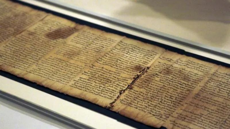 Ölü Deniz Yazmaları'ndan biri olan Isaiah Yazması'nın bir kısmı, İsrail Müzesi'ndeki Kitap Mabedi binasının kasasında görülüyor.