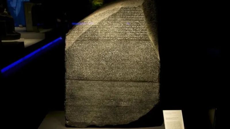 İspanya'da sergilenen Rosetta Taşı'nın kopyası. 