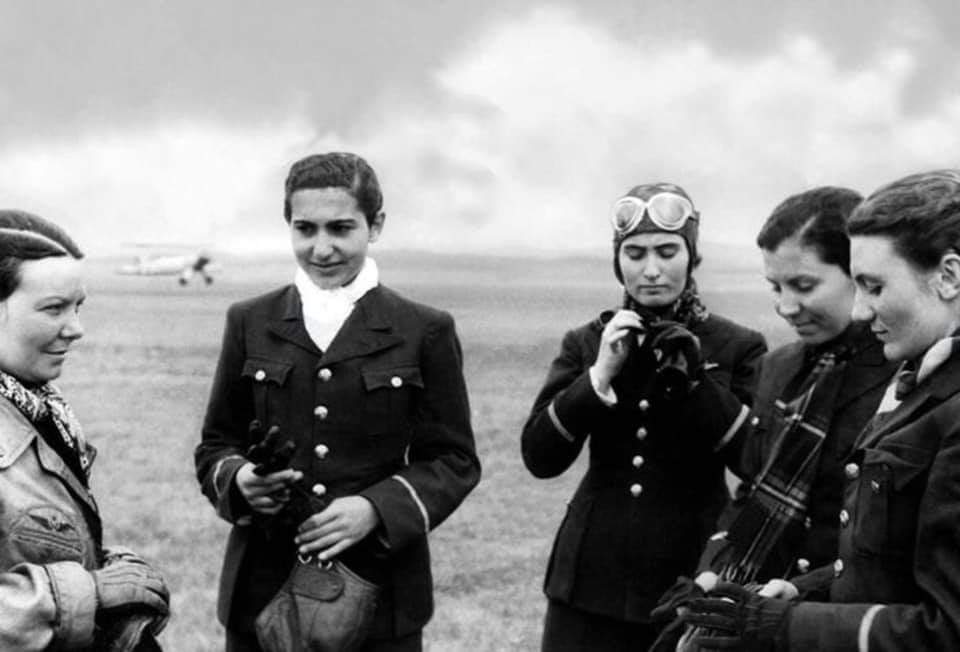 Sabiha Gökçen (solda) diğer Türk kadın pilotları ile birlikte. 