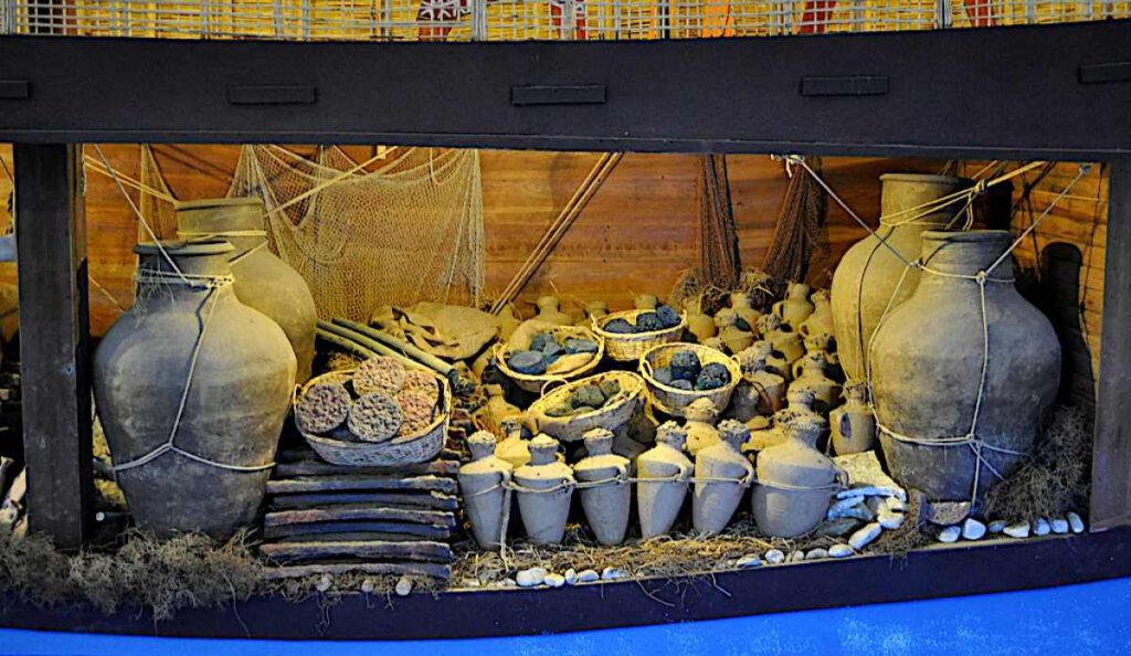 Yükleri arasında on ton bakır külçe, kalay külçe ve reçine ve gıda kavanozları da vardı. (Bodrum Sualtı Arkeoloji Müzesi, Türkiye) uluburun batığı
