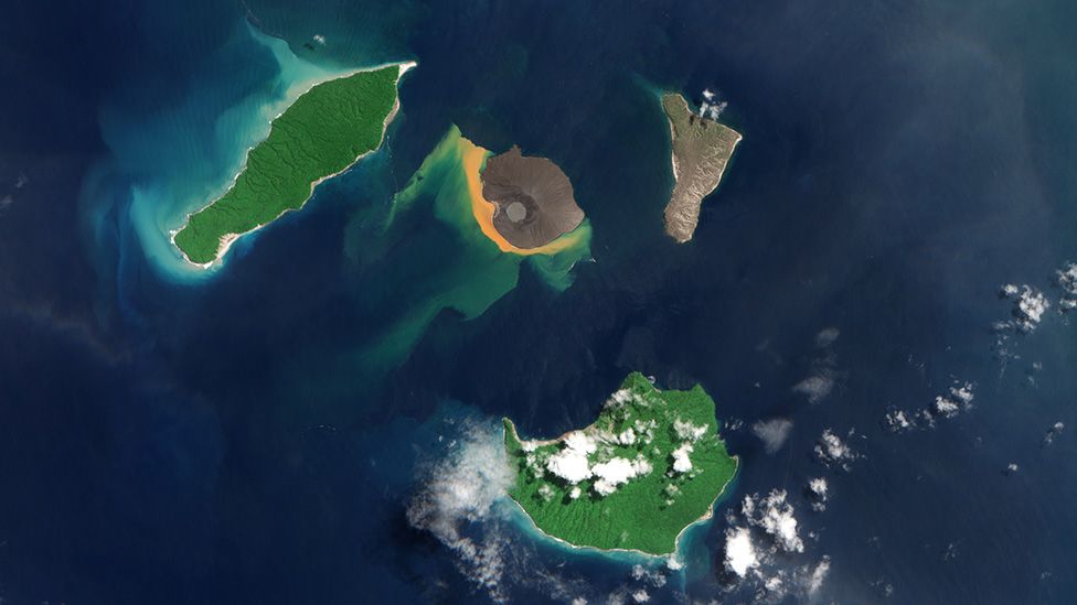 Ortada görülen Anak Krakatoa, 1883'teki patlamadan sonra çöken büyük adadan yükseldi. 2018'deki patlama ile tekrar çöken koni geride bir kaldera bıraktı. 2020'de tekrar yükselmeye başlayan koni şimdi yeniden harekete geçti.