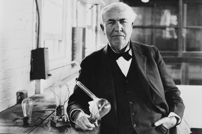 Thomas Edison, 1920 dolaylarında yarattığı akkoru gösteriyor. İnsanlık tarihini değiştiren buluşlar.