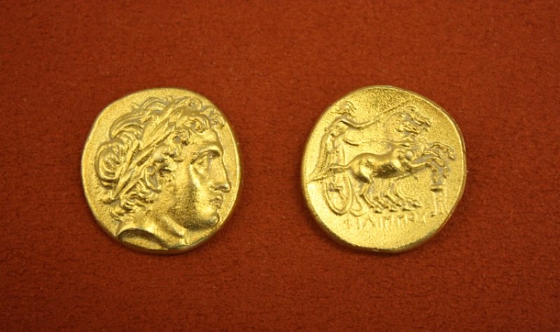 MÖ 359-356, II. Filip döneminden Makedon altın parası. Apollo'nun başı ve biga kullanan bir yarışçı.