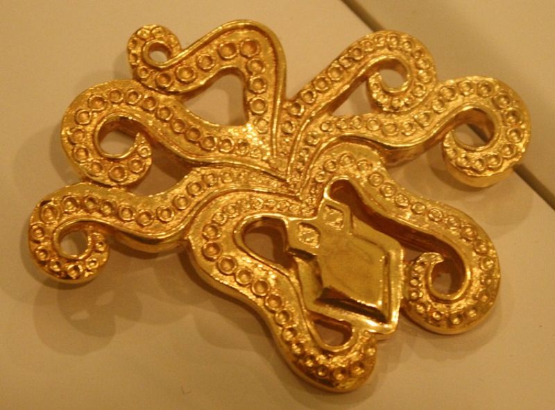 Miken dönemi antik altın broşu, ahtapot biçiminde. MÖ 2. binyıl ortasına ait.