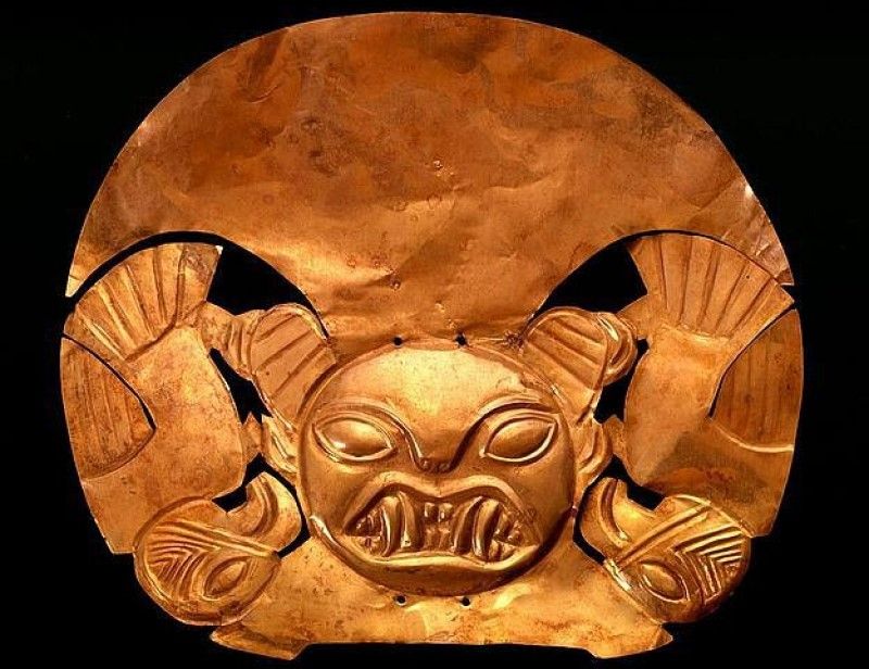 Antik Peru, Moçe kültürü altın başlığı (1-700 MS). Figür, Moçe sanatında yaygın bir konu olan dişli bir ilahı temsil ediyor.
