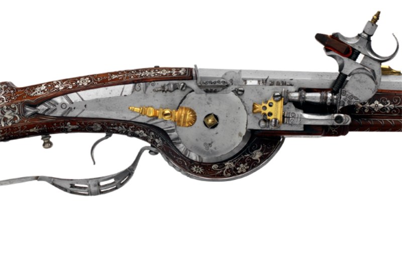 Tepesinde çakılmaya hazır pirit taşı ile görülen 16. yüzyıl çarklı silahı.