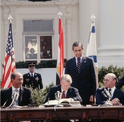 ABD başkanı Jimmy Carter, Mart 1979'da bir Arap-İsrail barış anlaşmasında arabulucu oldu. Mısır cumhurbaşkanı Enver Sedat (solda) ve İsrail başbakanı Menahem Begin (sağda)