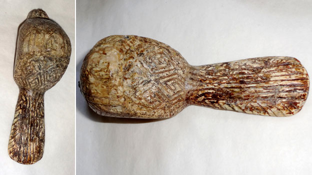 1908 yılında Ukrayna'da bir kazı çalışmasında keşfedilen kuş şeklinde oyulmuş bir mamut dişinin üstündeki svastika benzeri semboller