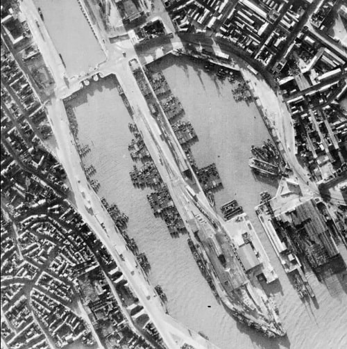 Alman kuvvetleri bunun yerine yüzlerce nehir mavnası topladı ve denizde römorkörlerle çekmeyi planladılar (RAF Official Photographer/ Imperial War Museums)