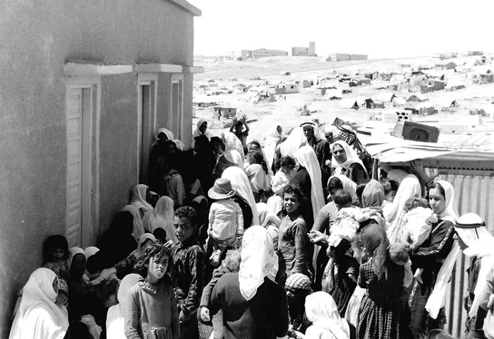 Filistinli mülteciler 1948'deki ilk Arap-İsrail Savaşı sırasında bu şekilde resmiledi. Ertesi yıl savaşın bitiminde, yaklaşık 700.000 Filistinli yeni İsrail devletinden kaçtı veya sınır dışı edildi ve komşu topraklarda mülteci oldu (Universal History Archive/)