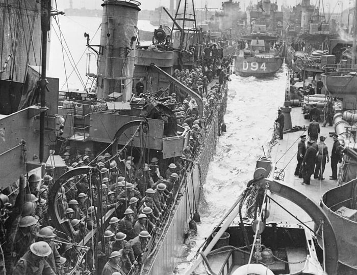 Dunkirk'te İngiliz kuvvetleri Kanal boyunca geri çekildi. Britanya'nın işgali mantıklı son adımdı (Puttnam and Malindine/ Imperial War Museums)