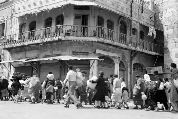 Yahudi aileler, Filistinliler ve Yahudi yerleşimciler arasında birkaç yıl süren şiddeti izleyen bir ayaklanma olan Arap İsyanı sırasında 1936'da Kudüs'ün Eski Şehri'ni tahliye etti  (Universal History Archive/)