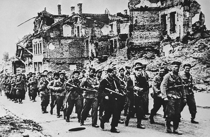 Minsk'teki Sovyet partizanları, 1944
