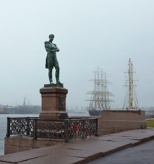 Saint Petersburg'daki Ivan Krusenstern Anıtı
