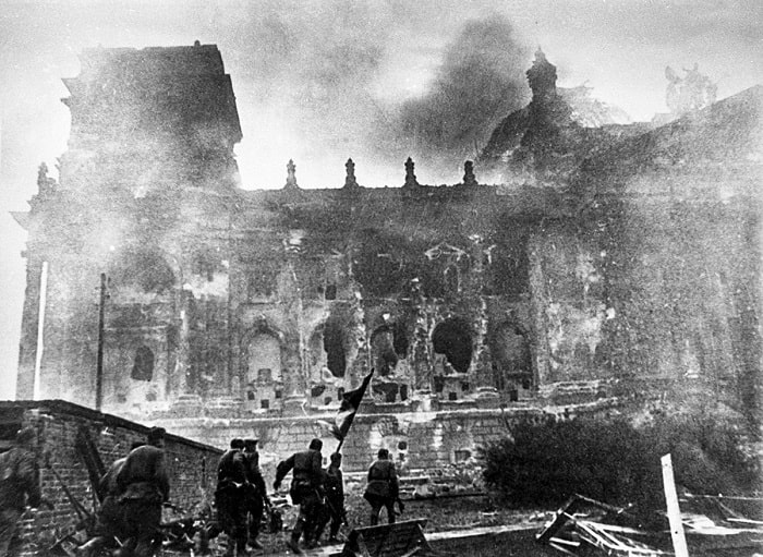 Sovyet birlikleri Reichstag'ı bastı.
