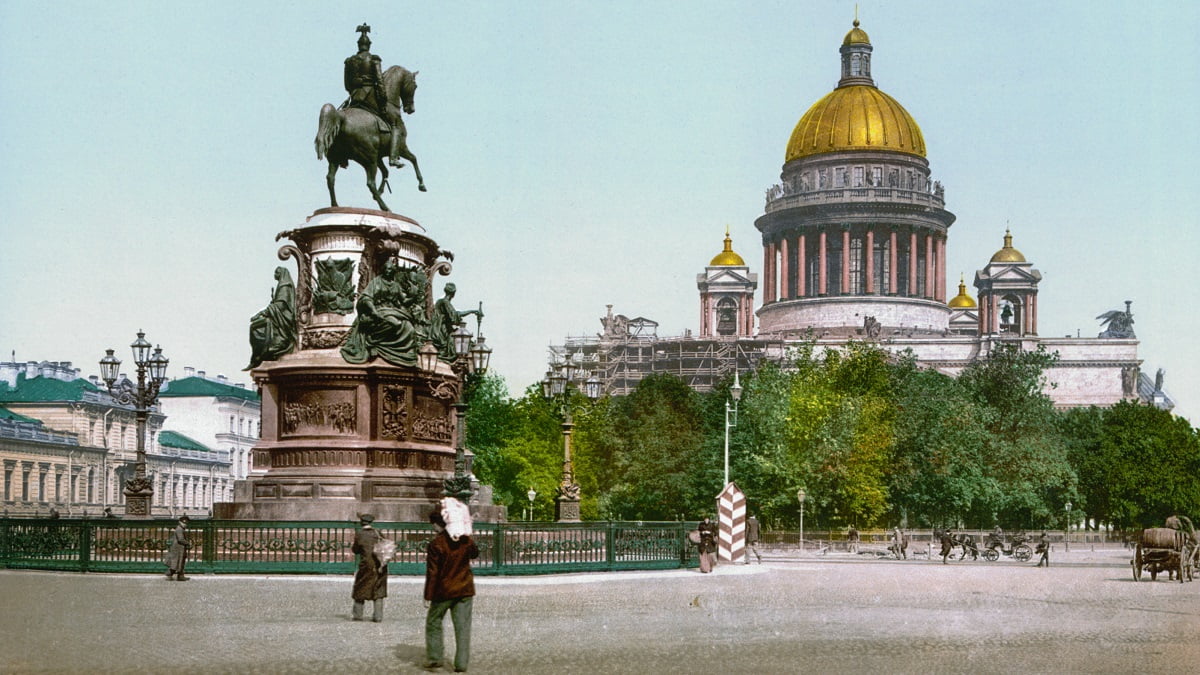 The_monument_to_Nicholas_I_on_St_Isaacs_Square_1890-1900-min.jpg