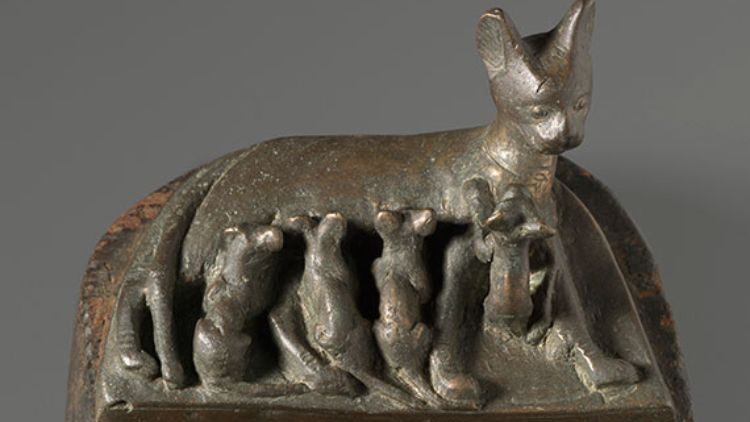 Antik Mısır'dan bir evcil kedi heykeli.