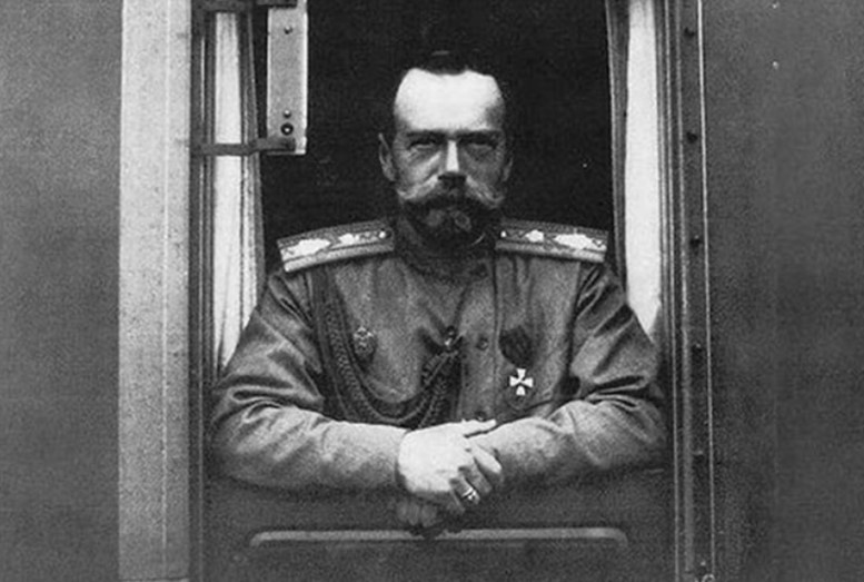Nicholas II kişisel treninin penceresinden dışarı bakıyor
