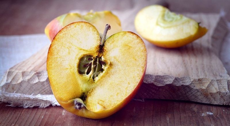 Isırılan elma kahverengiye döner çünkü enzimler oksijenle çalışarak kahverengi bileşikler üretir.