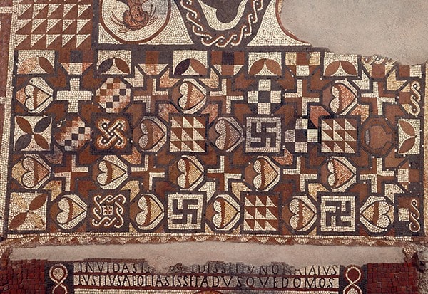 İngiltere'nin Eynsford bölgesindeki Lullingstone Roman Villa'da bulunan bu mozaikte görüldüğü gibi, gamalı haçlar Roma mozaiklerinde de bulunabilir (English Heritage/Heritage Images/)