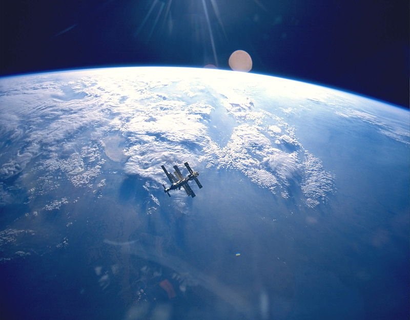 1986'dan 2001'e kadar düşük Dünya yörüngesinde çalışan Rus uzay istasyonu Mir sonunda uzay aracı mezarlığına indirildi.
