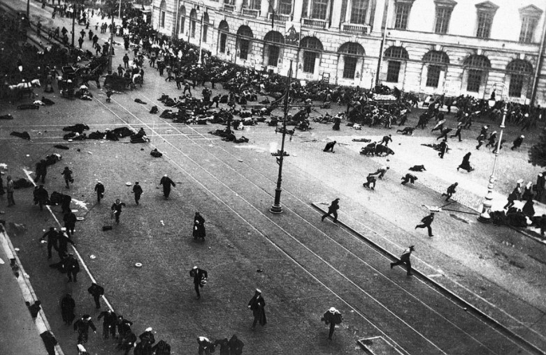 Kazaklar, Temmuz 1917'de Petrograd'da barışçıl bir işçi yürüyüşüne ateş açtılar.

